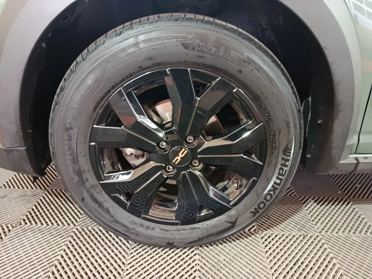 Gros plan sur la roue avant droite de la Dacia Sandero Extreme+ 2024 avec jante noire brillante et pneu Hankook.