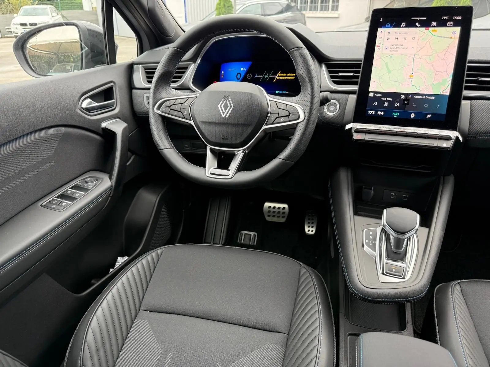 Vue intérieure côté conducteur de la Renault Symbioz 2026, avec volant multifonction, écran tactile vertical et sellerie noire.