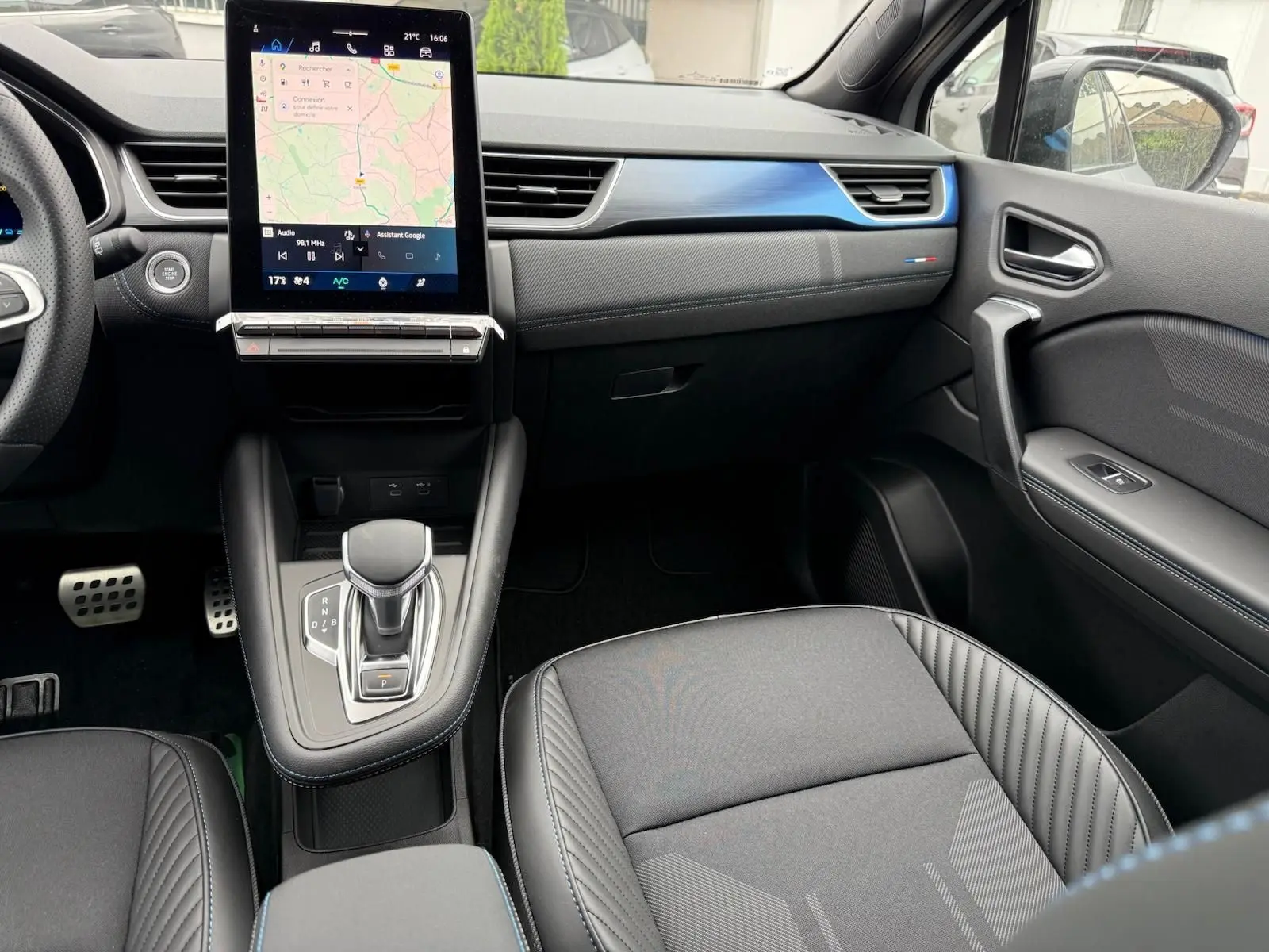 Vue intérieure côté passager de la Renault Symbioz 2026 gris rafale, avec console centrale et écran tactile vertical.