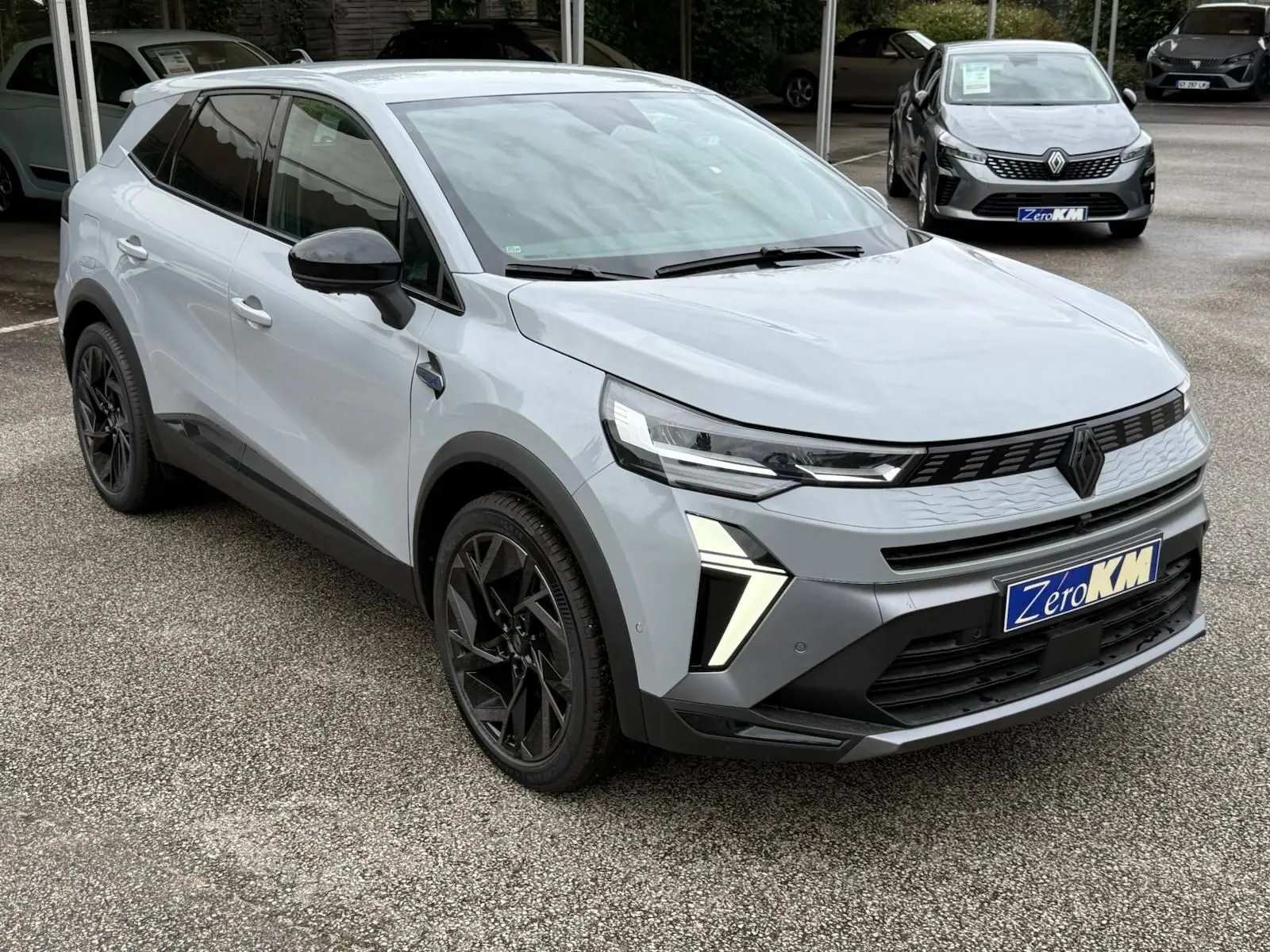 Vue 3/4 avant d’un Renault Symbioz gris rafale avec calandre noire et jantes noires distinctives.