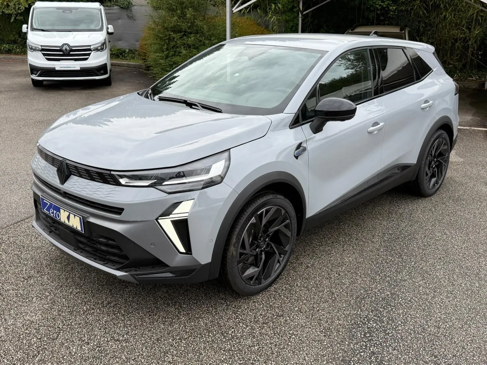 Vue 3/4 avant droit du Renault SYMBIOZ gris rafale avec ses phares LED distinctifs et jantes noires sportives.