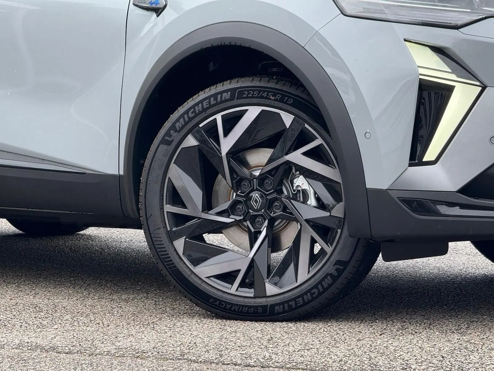 Gros plan sur la roue avant droite du Renault Symbioz gris Rafale, mettant en valeur la jante au design géométrique moderne.