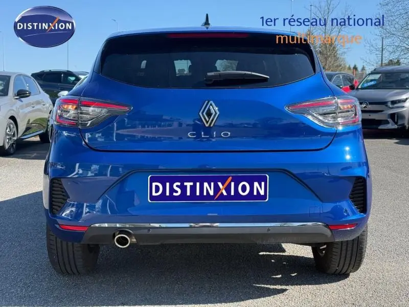 Vue arrière d'une Renault Clio 1.0 TCe 90ch Techno 2025 en Bleu Iron, avec échappement visible côté gauche.