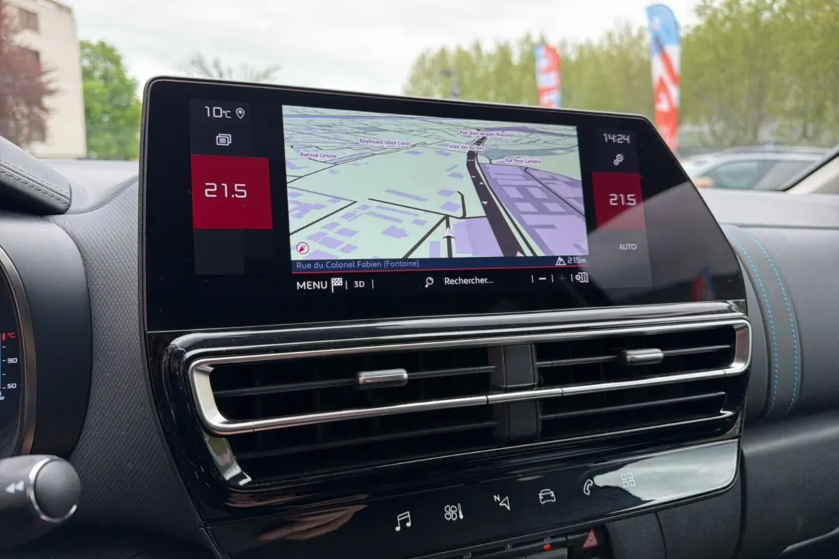 Vue intérieure du tableau de bord du Citroën C5 Aircross 2025 avec écran tactile de navigation et commandes climatisation.