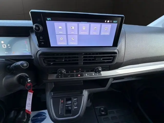 Vue intérieure du tableau de bord noir du Citroën Jumpy 2026 avec écran tactile central et commandes climatisation.