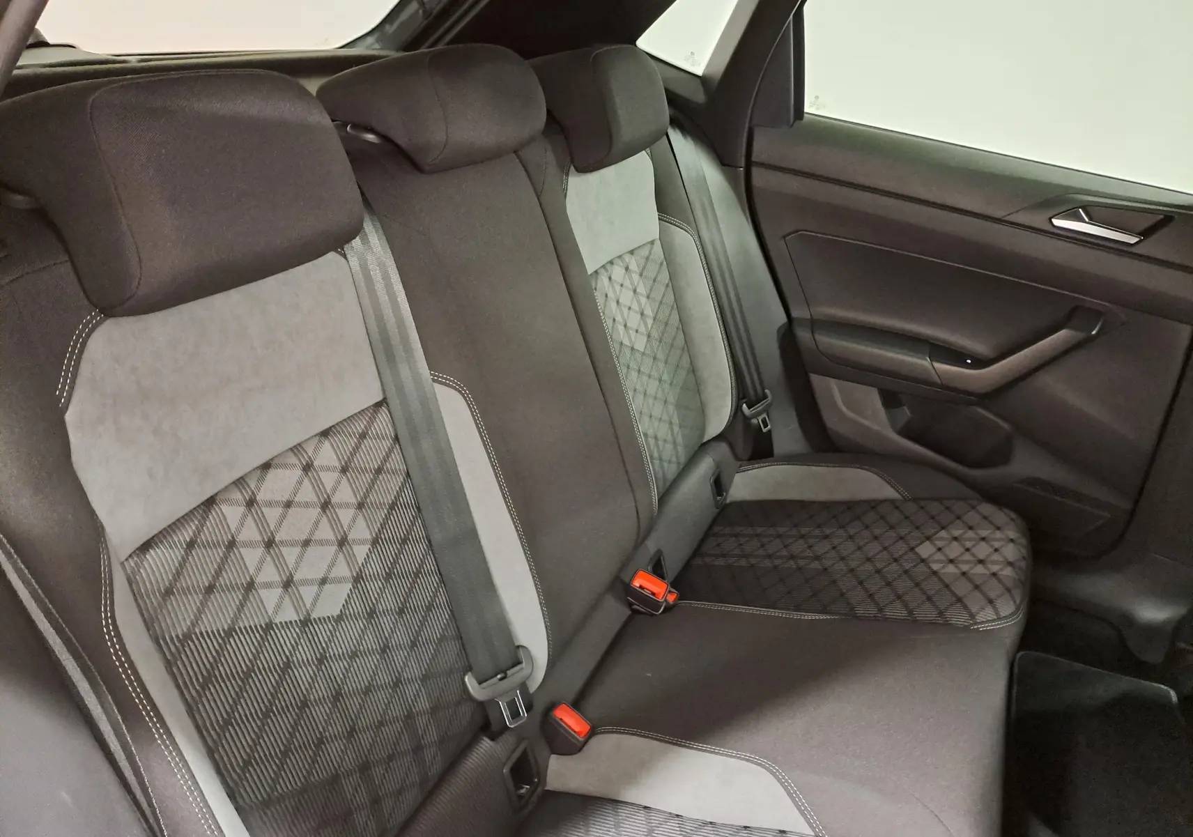 Vue intérieure côté droit des sièges arrière en tissu gris et noir avec motifs géométriques du Volkswagen Polo 1.0 TSI R-Line Edition 2025.