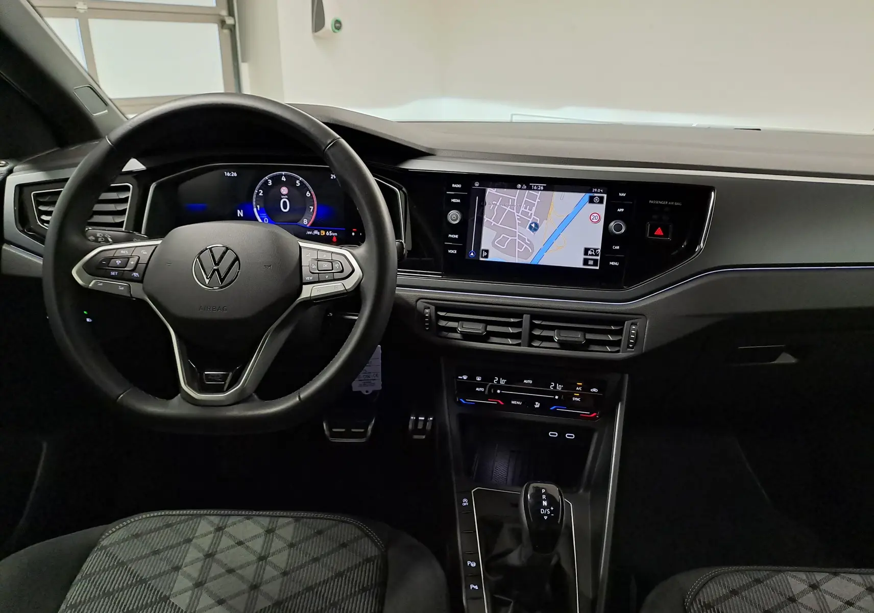 Vue intérieure centrée sur le volant et le tableau de bord numérique d'une Volkswagen Polo 2025, finition R-Line.