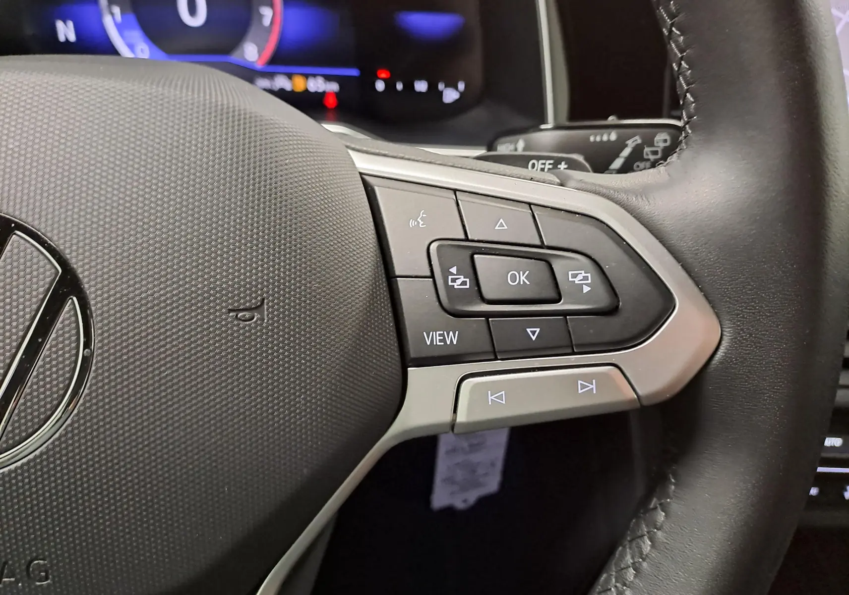 Gros plan sur les commandes multifonctions à droite du volant cuir d’une Volkswagen Polo gris cendré 2025 R-Line Edition.