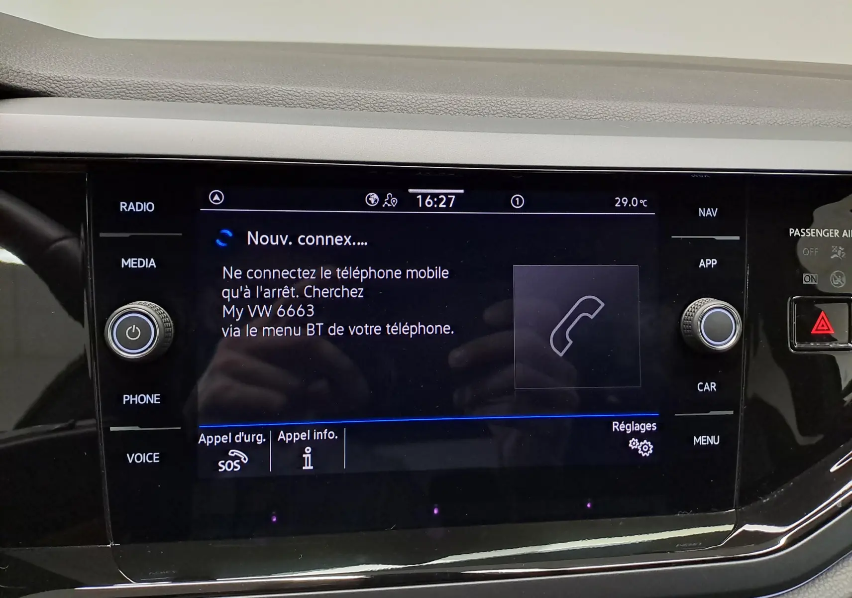 Écran tactile central du Volkswagen Polo 2025 affichant le menu de connexion Bluetooth avec commandes autour.