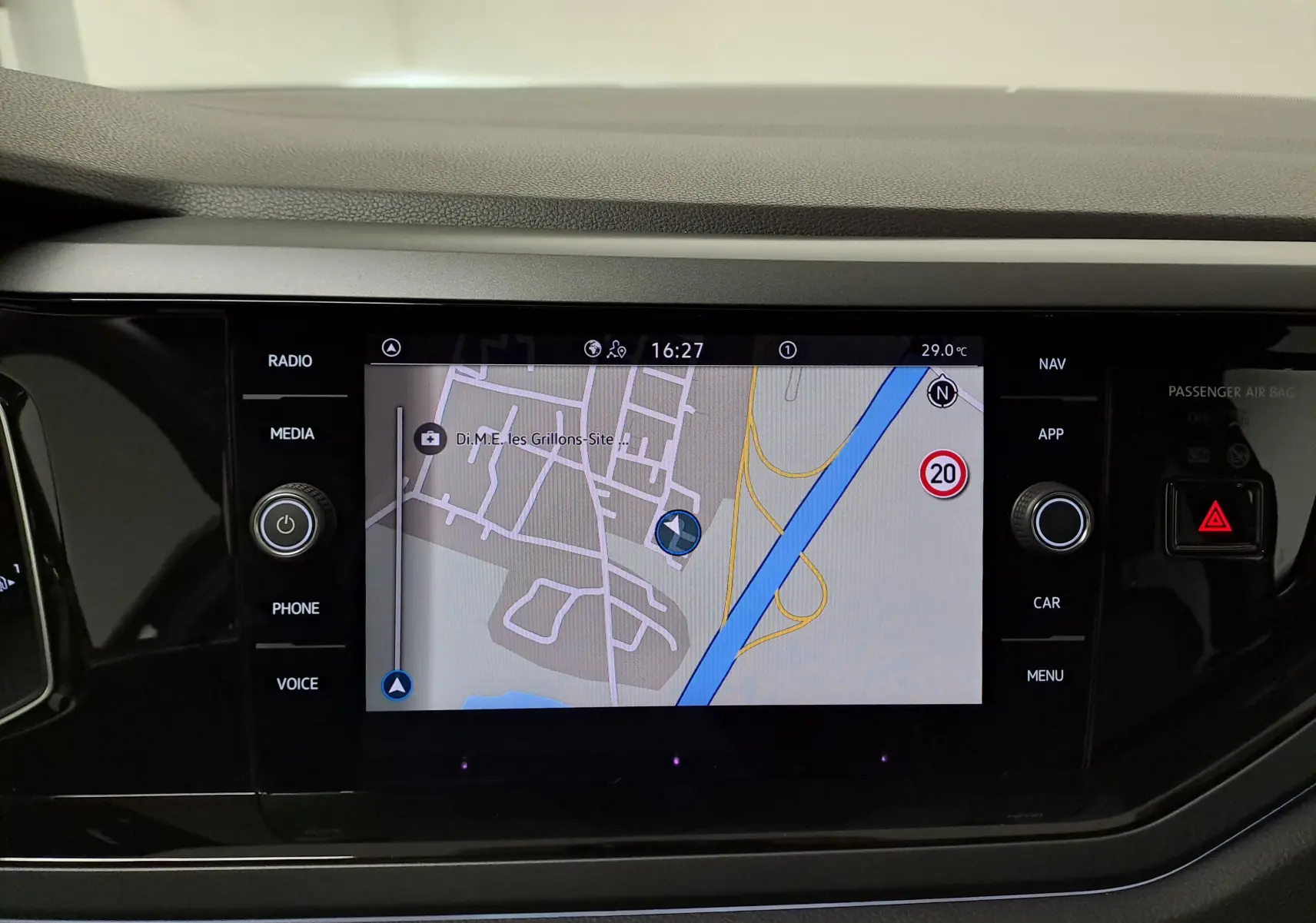 Écran tactile central du tableau de bord de la Volkswagen Polo 2025 avec navigation affichée, boutons autour en noir brillant.