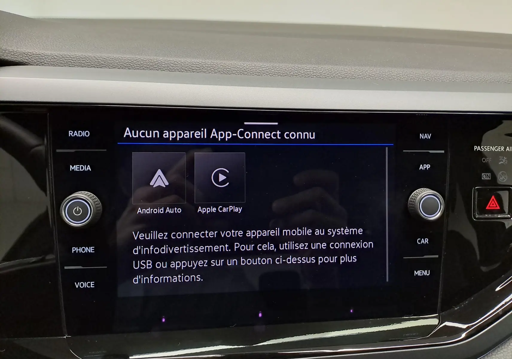 Écran tactile central du Volkswagen Polo 2025 affichant les options Android Auto et Apple CarPlay, intérieur noir.
