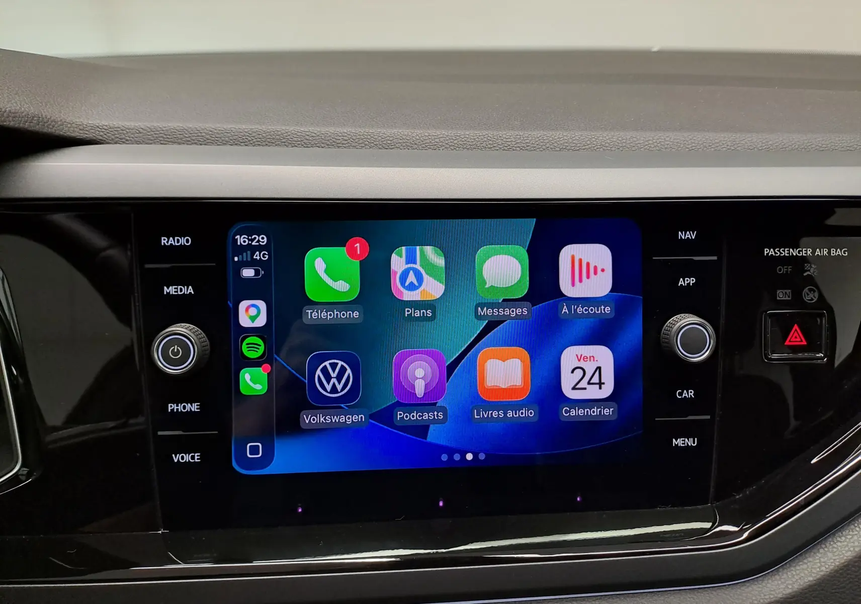 Écran tactile central de la Volkswagen Polo 2025 affichant Apple CarPlay avec commandes autour en finition R-Line.