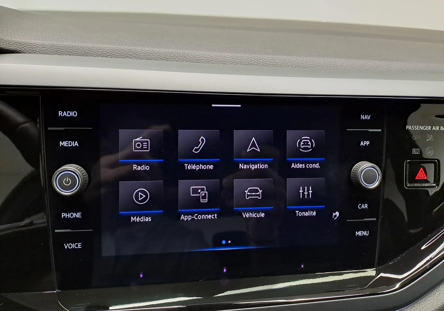 Écran tactile central du Volkswagen Polo 1.0 TSI 116 DSG7 R-Line Edition avec interface multimédia en français.
