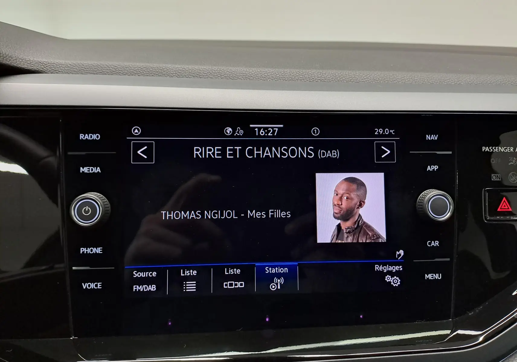 Écran central tactile de la Volkswagen Polo 2025 affichant la radio DAB sur fond noir avec commandes autour.