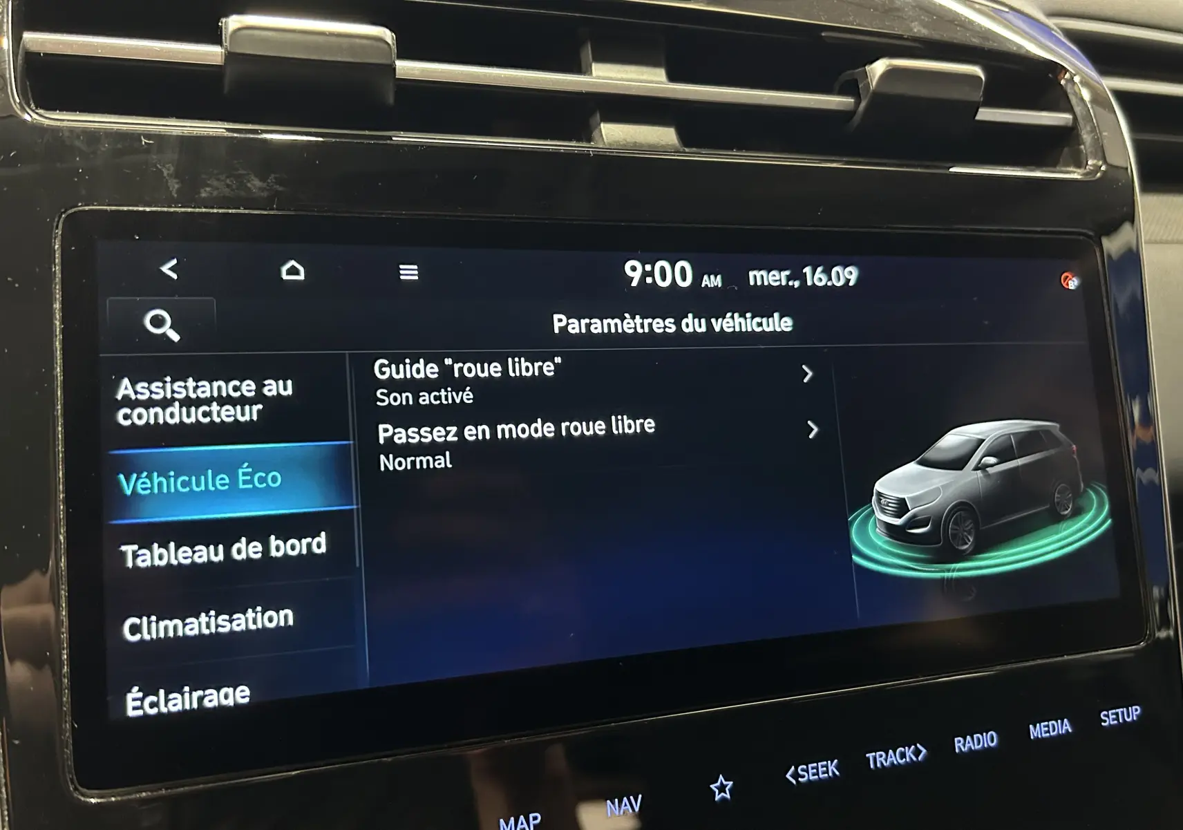 Écran tactile intérieur du Hyundai Tucson Hybrid 2022 affichant les paramètres du véhicule en mode Éco.