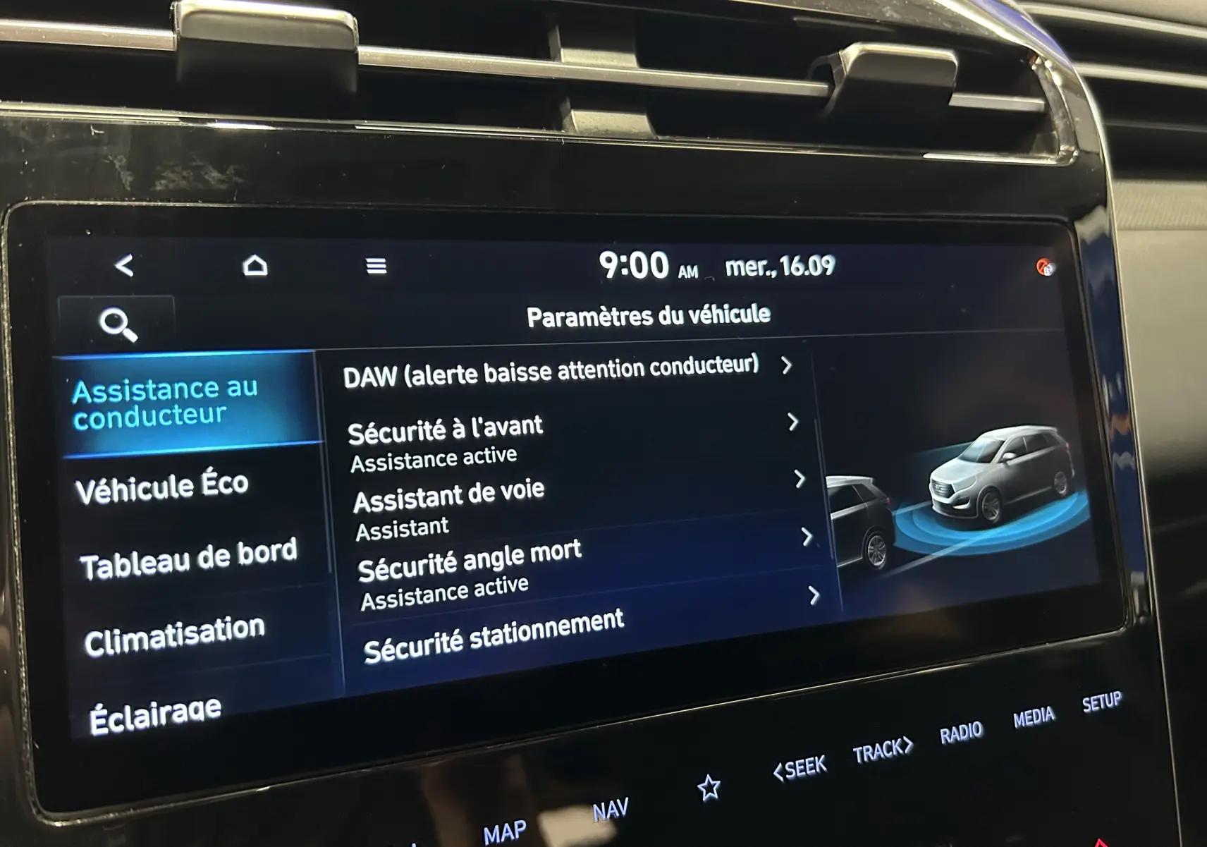 Écran tactile intérieur du Hyundai Tucson Hybrid 2022 affichant les paramètres d’assistance au conducteur.