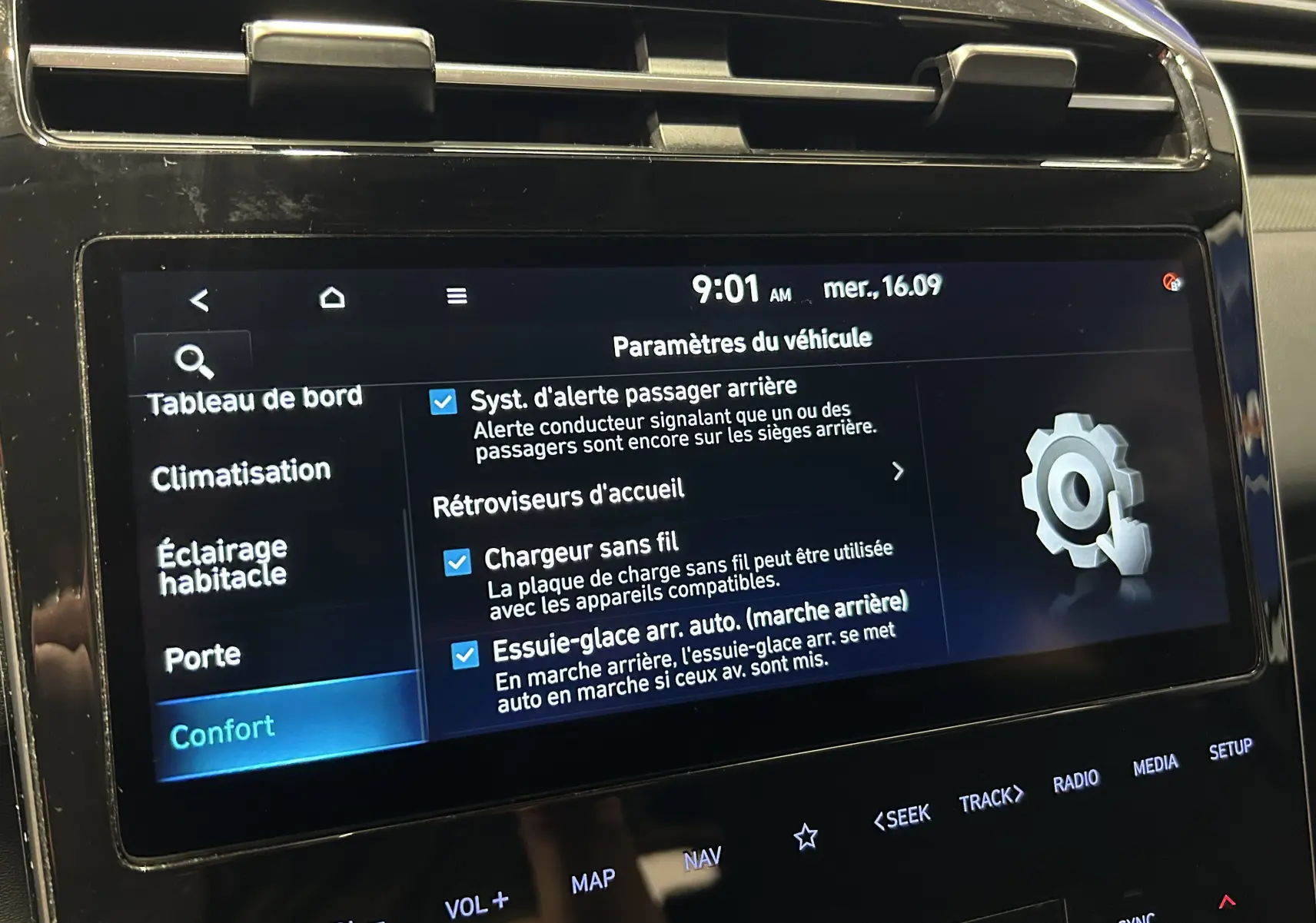 Écran tactile central du Hyundai Tucson Hybrid 2022 affichant les paramètres véhicule, vue rapprochée intérieure.