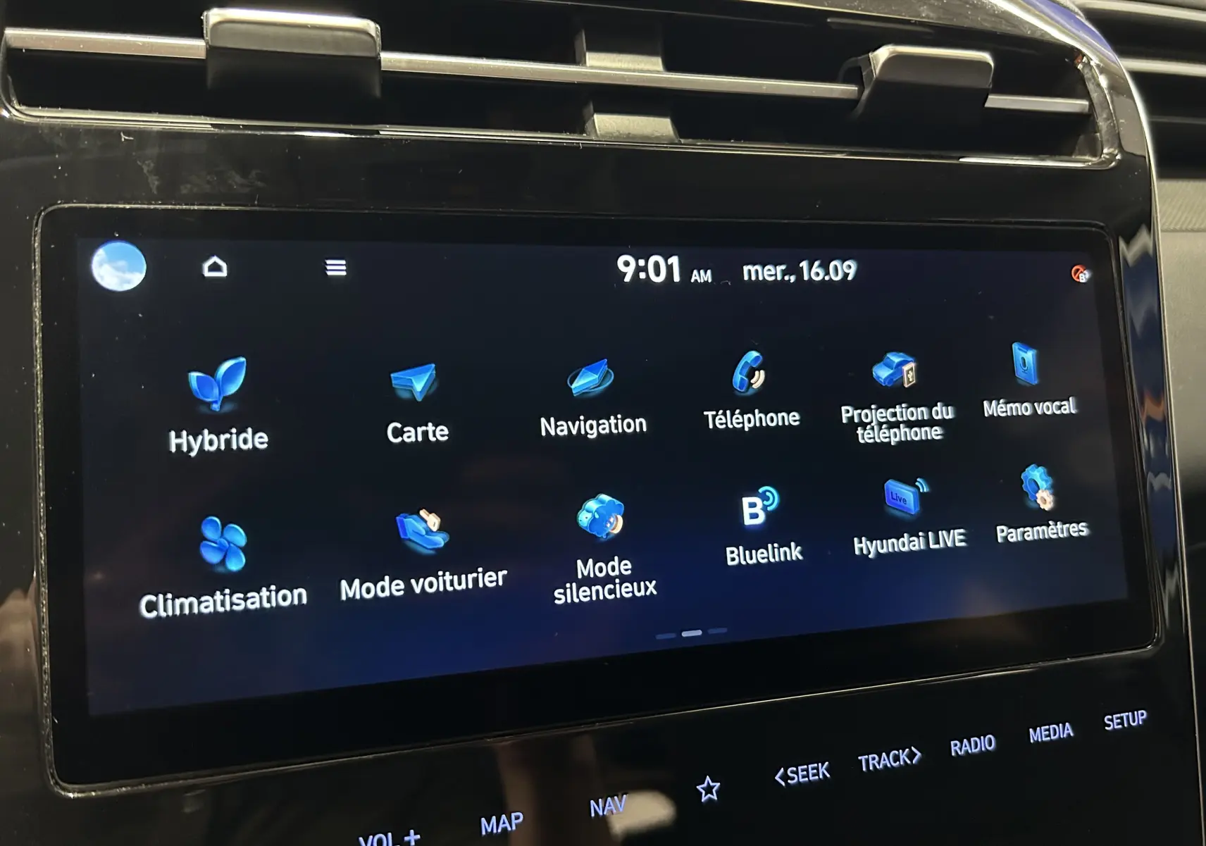 Écran tactile central du Hyundai Tucson Hybrid 2022 affichant les options de navigation, téléphone et climatisation.