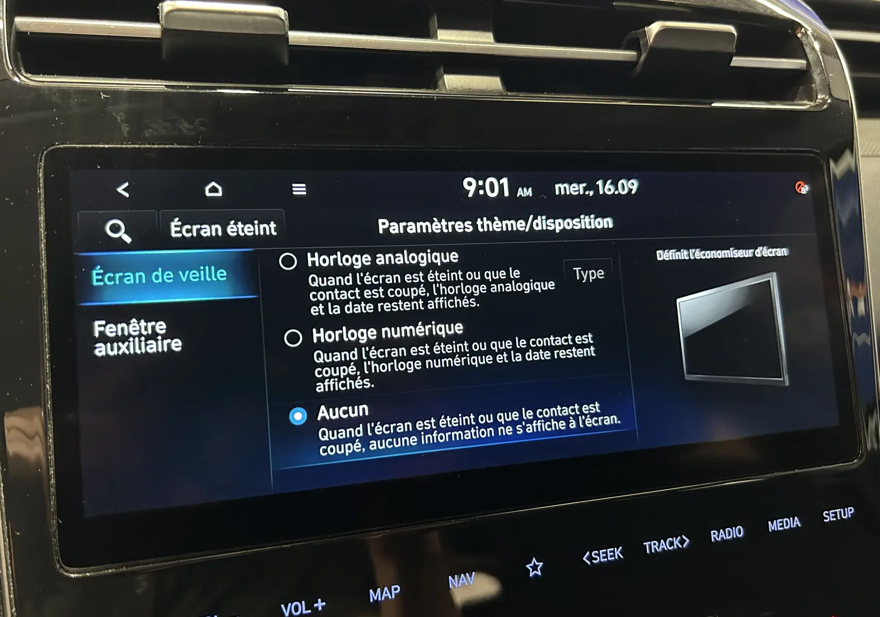Écran tactile central du Hyundai Tucson Hybrid 2022, affichant les paramètres d'écran en intérieur noir brillant.
