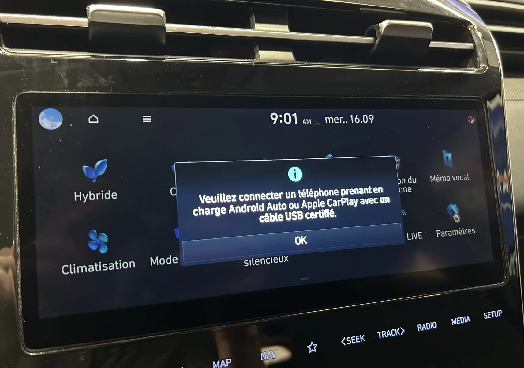 Écran tactile central du Hyundai Tucson gris, affichant un message de connexion Android Auto/Apple CarPlay.