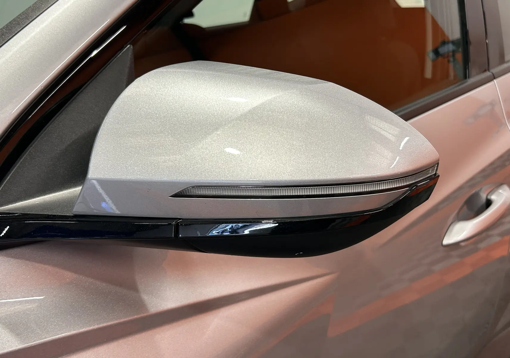 Gros plan sur le rétroviseur gris Shimmering Metal côté conducteur du Hyundai Tucson Hybrid 2022 avec clignotant intégré.