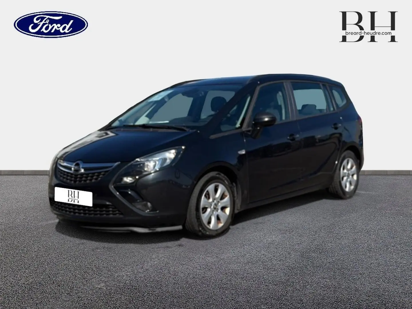 Opel Zafira Tourer gris métal vue 3/4 avant droit sur fond neutre avec jantes argentées visibles.