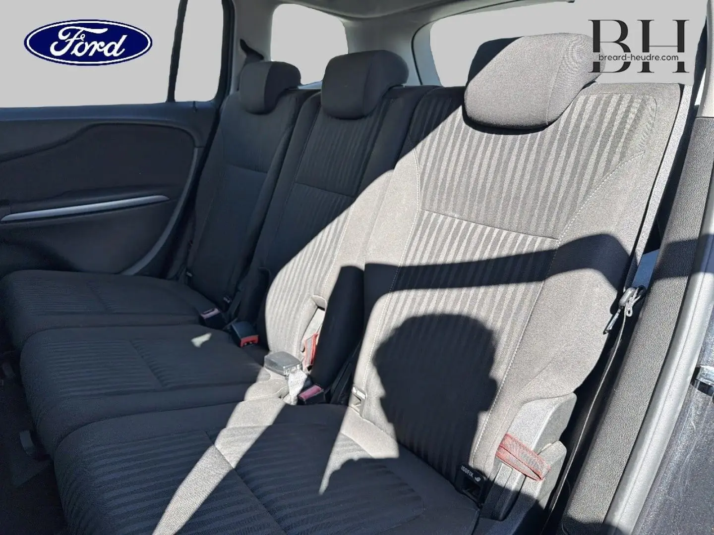 Vue intérieure de la banquette arrière tissu gris foncé de l’Opel Zafira Tourer, avec trois sièges individuels.