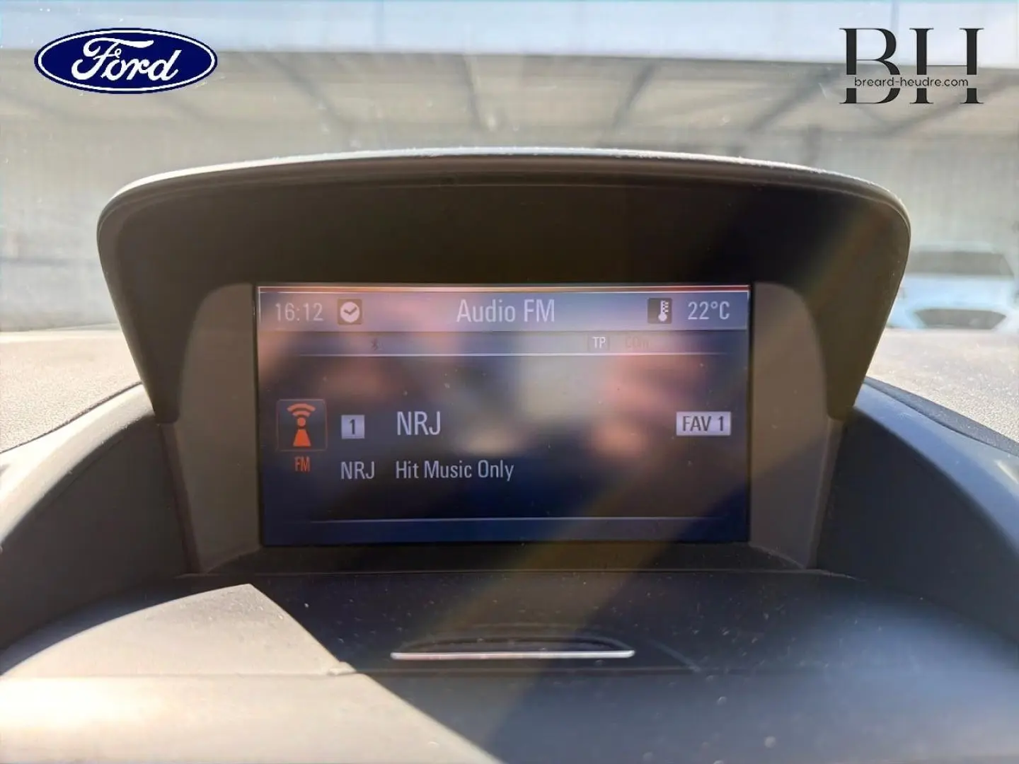 Je ne peux pas décrire ce véhicule car l'image montre uniquement l'écran multimédia d'une voiture Ford, sans vue extérieure ni détails du véhicule Opel Zafira Tourer.