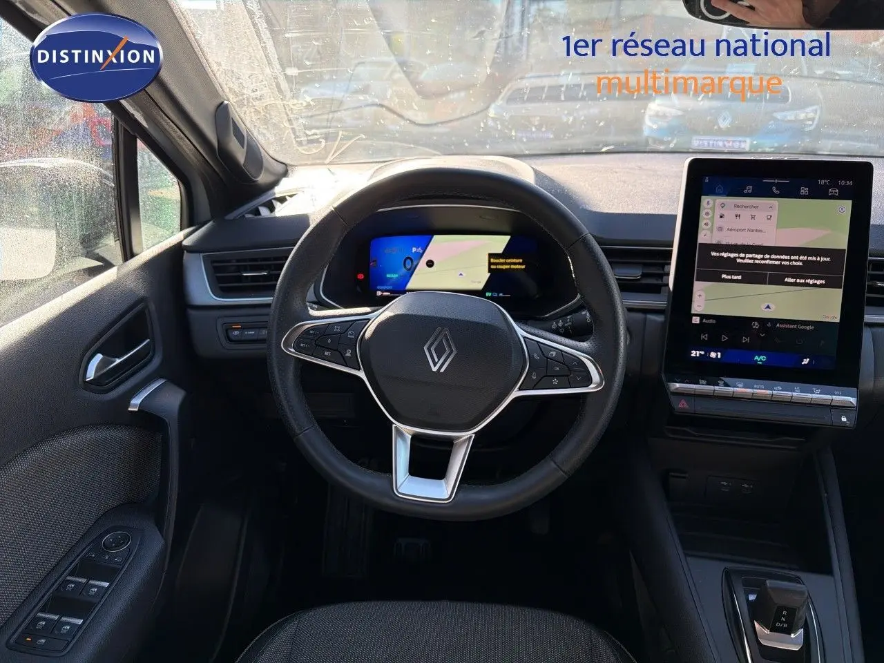 Vue intérieure centrée sur le volant Renault Symbioz gris noir avec tableau de bord numérique et écran tactile vertical.