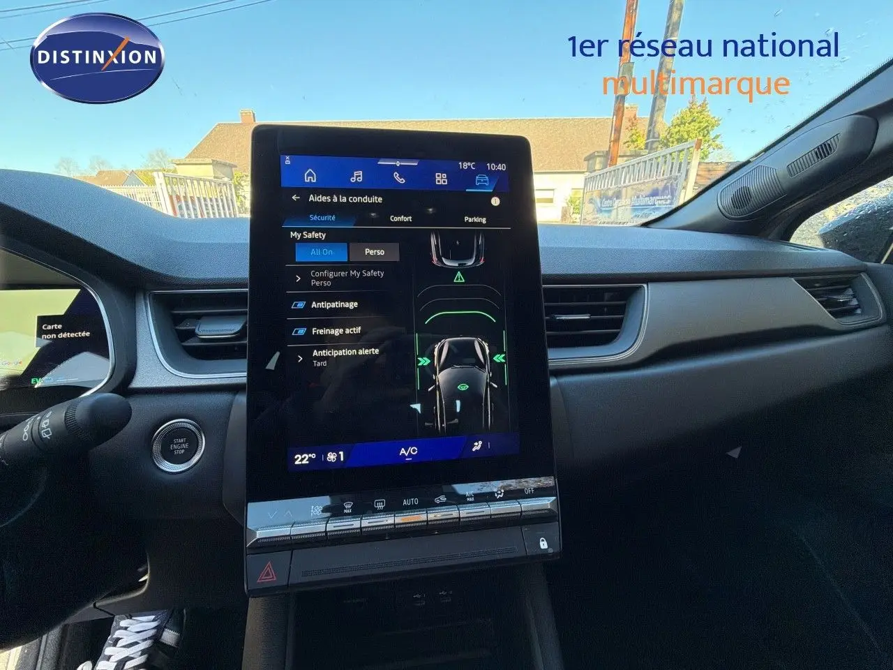 Vue intérieure centrée sur l'écran tactile vertical du tableau de bord du Renault Symbioz gris Rafale 2025.
