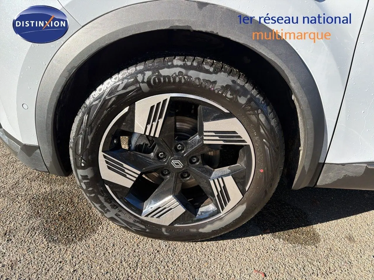 Gros plan sur la roue avant droite du Renault Symbioz gris Rafale métal avec jante noire et argentée au design moderne.