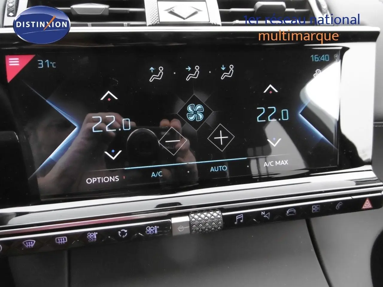 Écran tactile du système de climatisation du DS7 Crossback 2021, affichant 22°C en mode automatique.