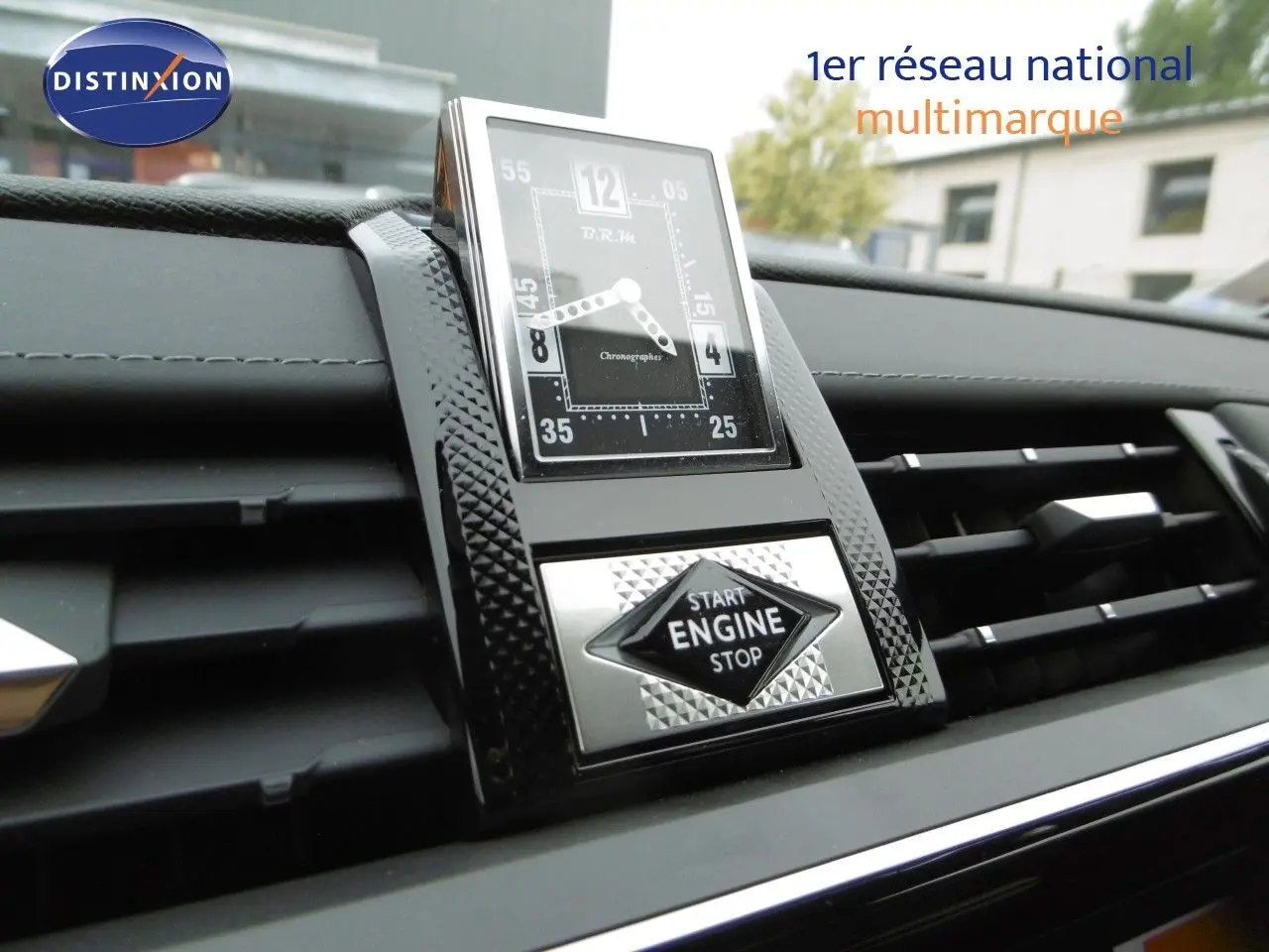 Gros plan sur l'horloge et le bouton start/stop du tableau de bord du DS7 Crossback 1.6 Hybrid 225ch Crystal Pearl.