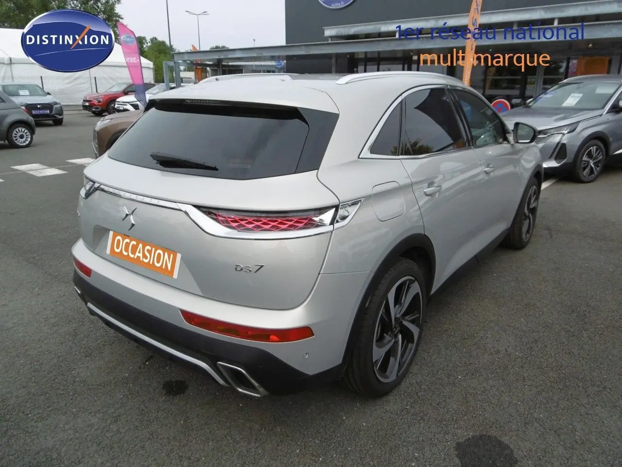 Vue 3/4 arrière droite d'un DS7 Crossback Crystal Pearl avec feux arrière LED et jantes alliage distinctives.