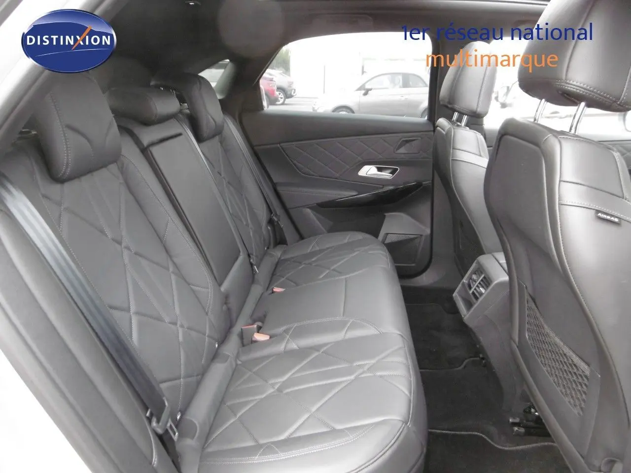 Vue intérieure arrière du DS7 Crossback 2021 montrant les sièges en cuir noir matelassé et les portes côté droit.