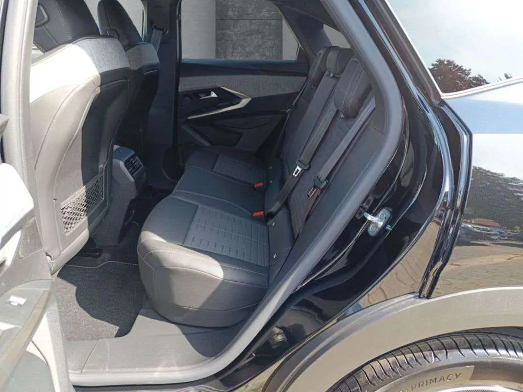 Vue intérieure côté gauche des sièges arrière en cuir noir du Peugeot 3008 New Hybrid 145 E-DCS6 GT 360 2025.