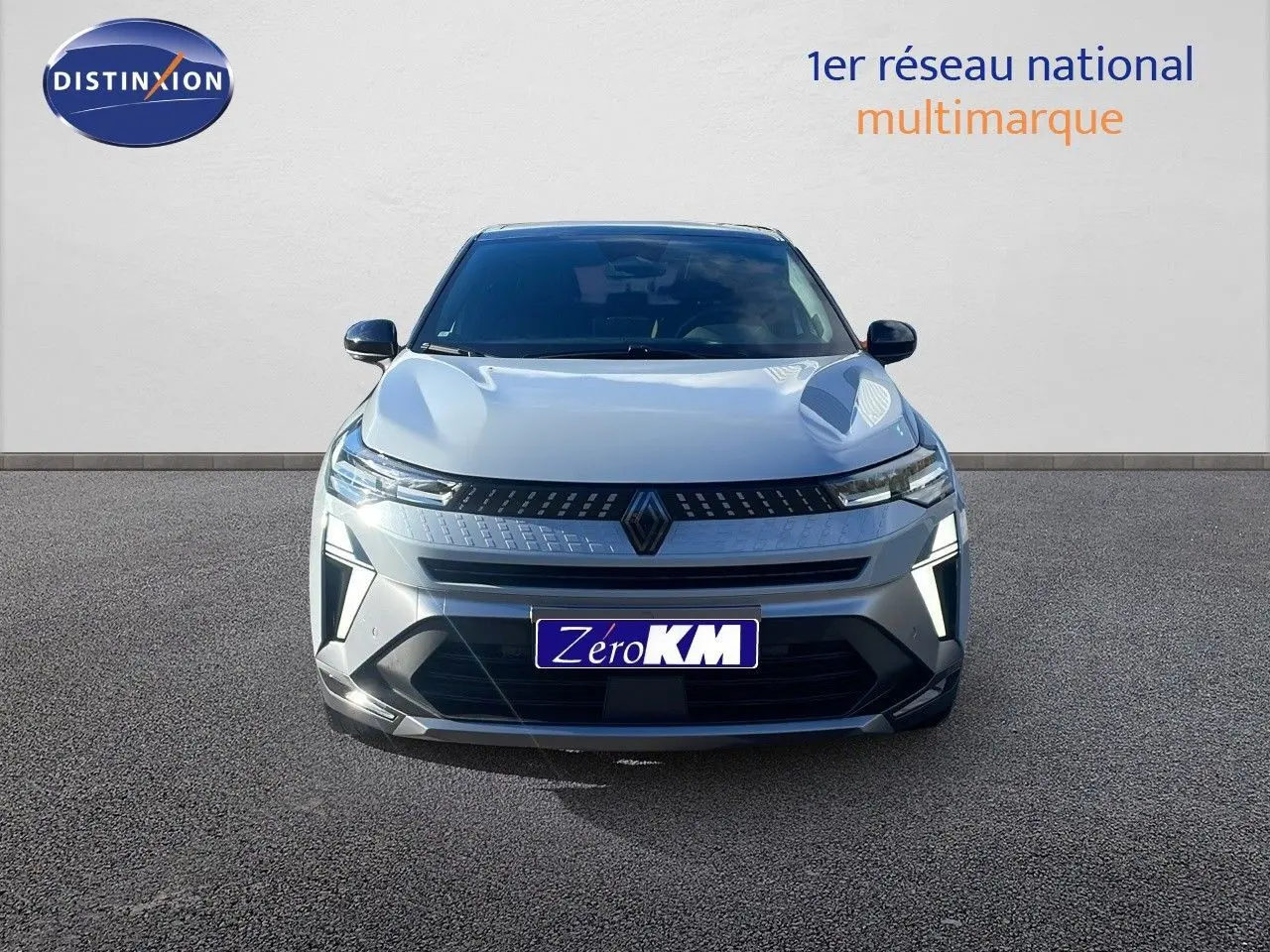 Vue frontale d'un Renault Captur E-Tech hybride gris Rafale avec toit noir, éclairage LED et calandre moderne.