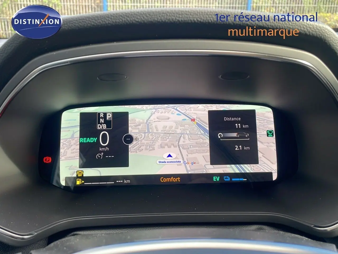 Tableau de bord numérique du Renault Captur E-Tech hybride 2025 affichant la navigation et l'état de conduite en mode confort.