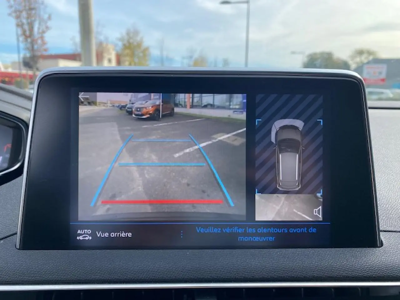 Écran tactile du Peugeot 3008 2021 montrant la caméra de recul et la vue 360° de l'environnement arrière.