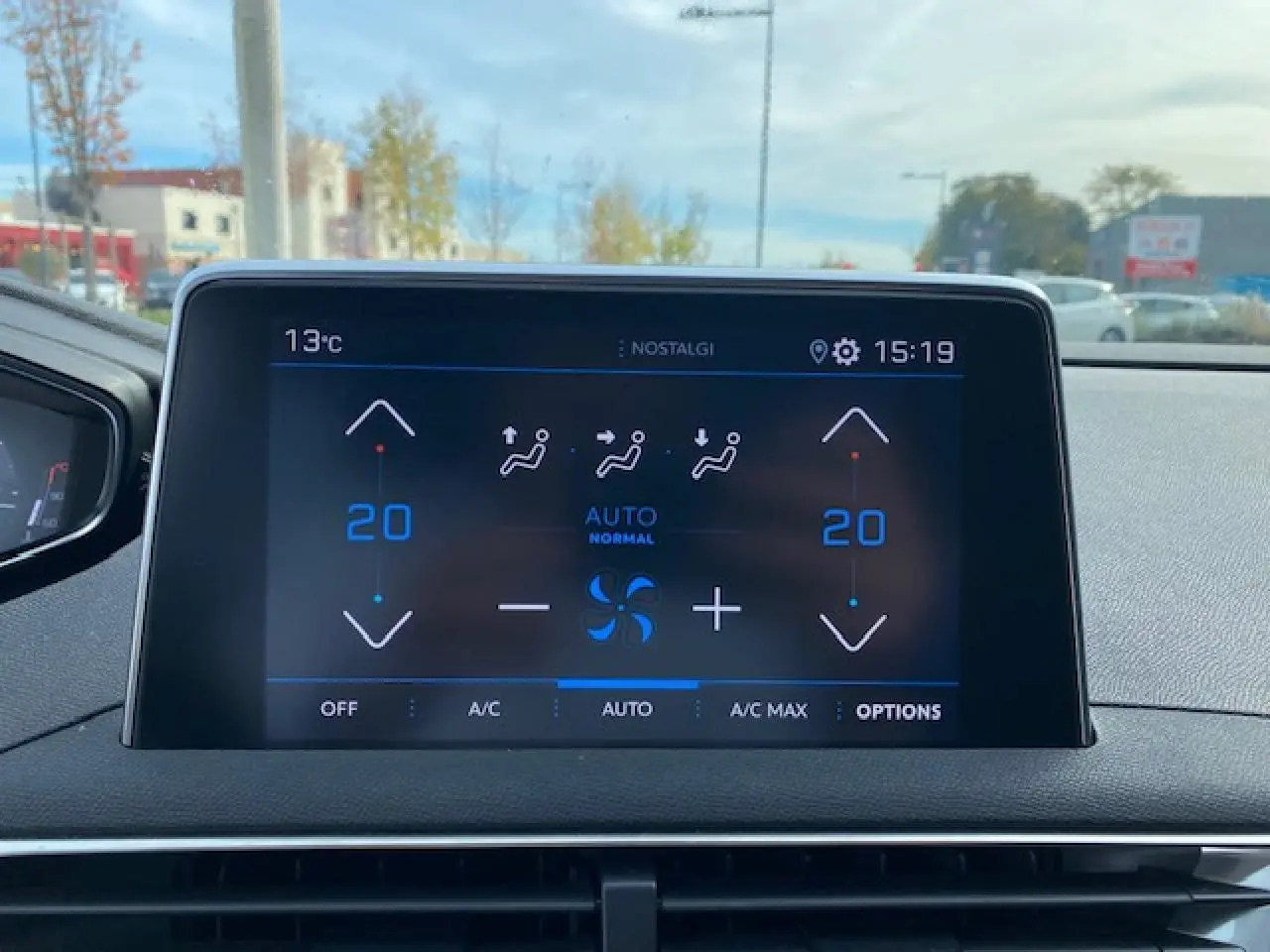 Écran tactile du tableau de bord du Peugeot 3008 gris platinium affichant la climatisation automatique à 20°C.