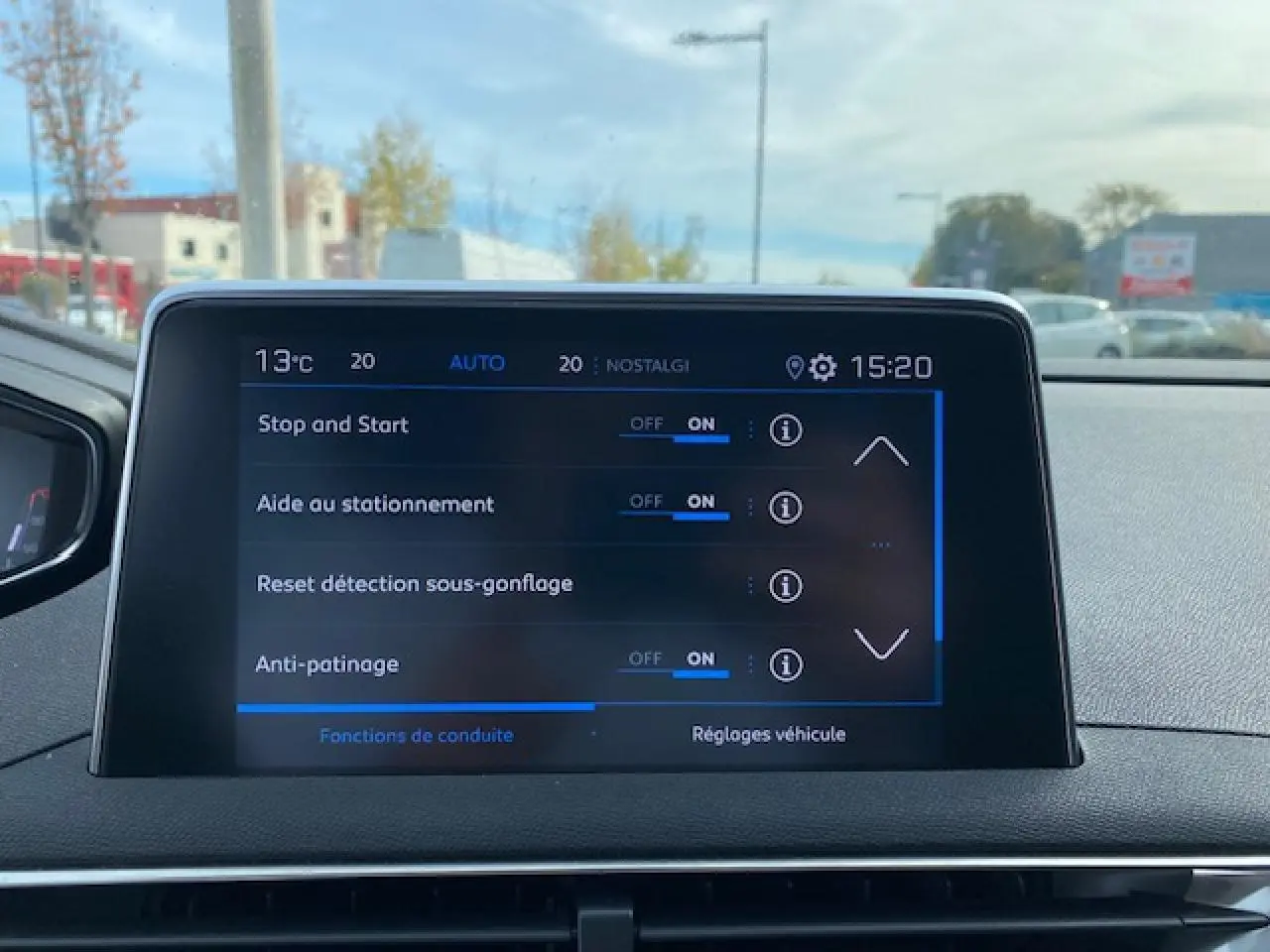 Écran tactile du tableau de bord du Peugeot 3008 2021 affichant les réglages d'aide à la conduite.
