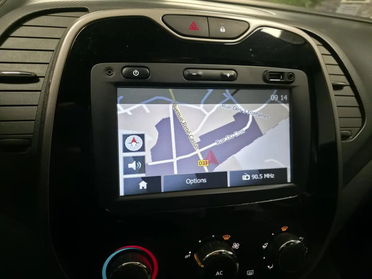 Écran tactile Pack MédiaNav affichant la navigation, intégré au tableau de bord noir du Renault Captur 2014.