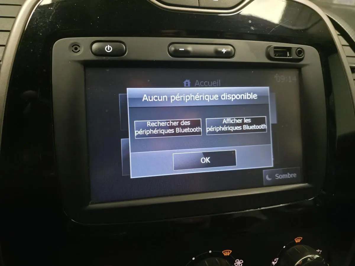 Écran tactile du système MédiaNav du Renault Captur noir 2014 affichant un menu Bluetooth sans périphérique connecté