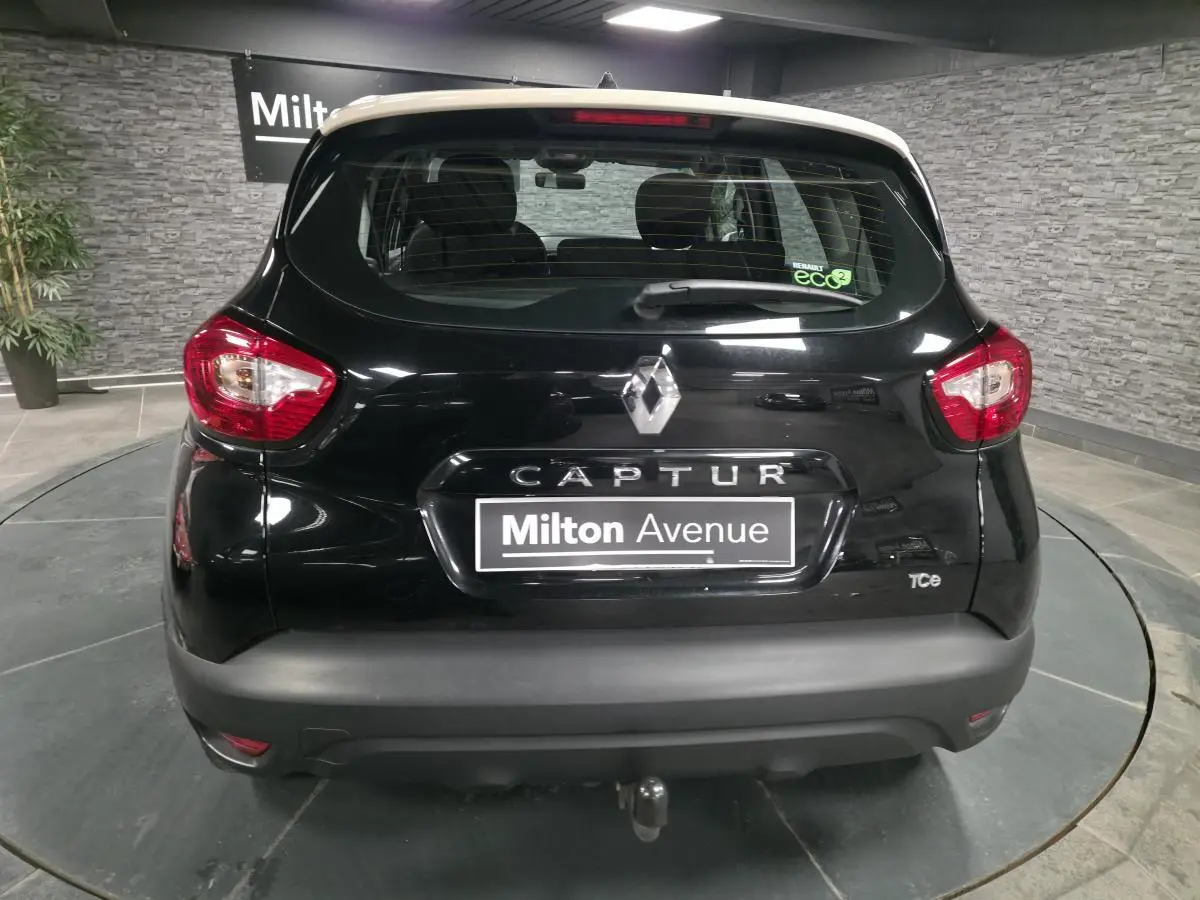 Vue arrière d'un Renault Captur noir avec attelage et coques de rétroviseurs ton toit clair.