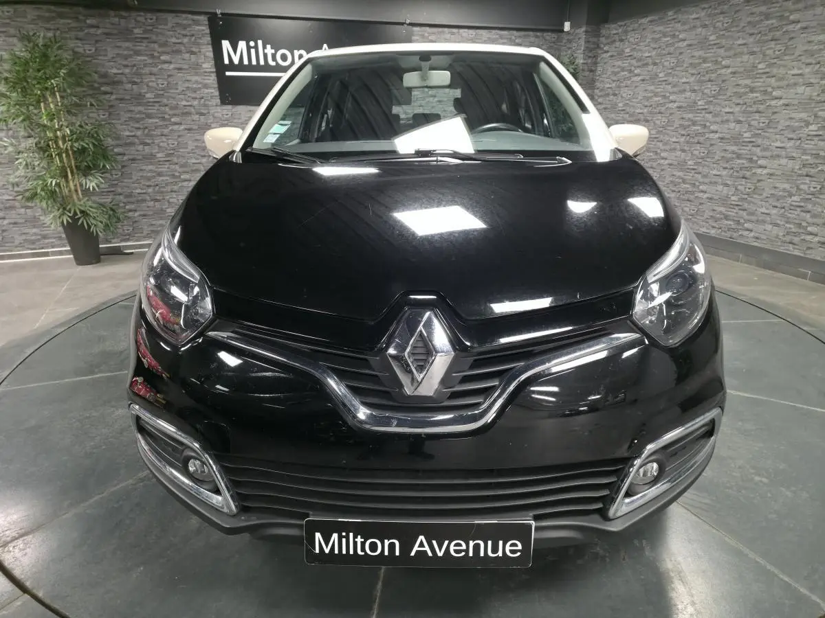 Vue avant rapprochée du Renault Captur noir 2014 avec calandre chromée et projecteurs antibrouillard intégrés.