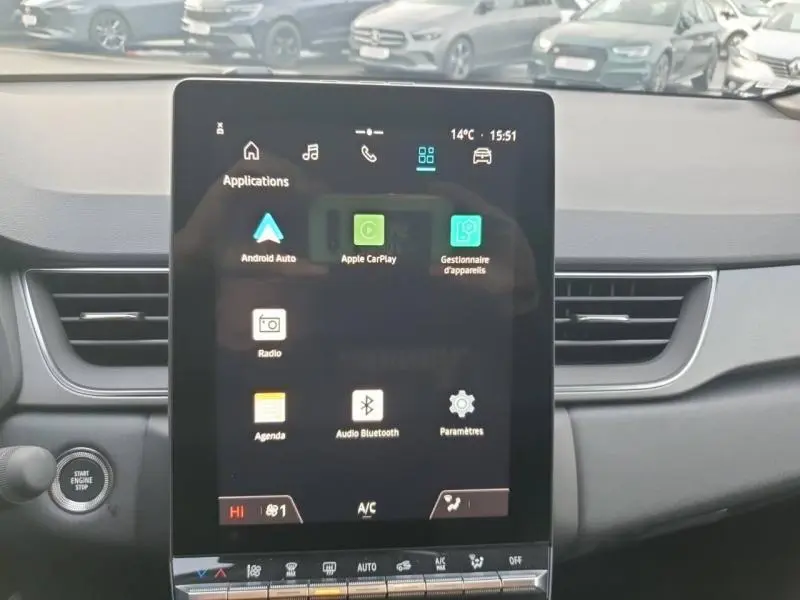 Vue intérieure centrée sur l'écran tactile du tableau de bord du Renault Captur gris Cassiopée 2025.