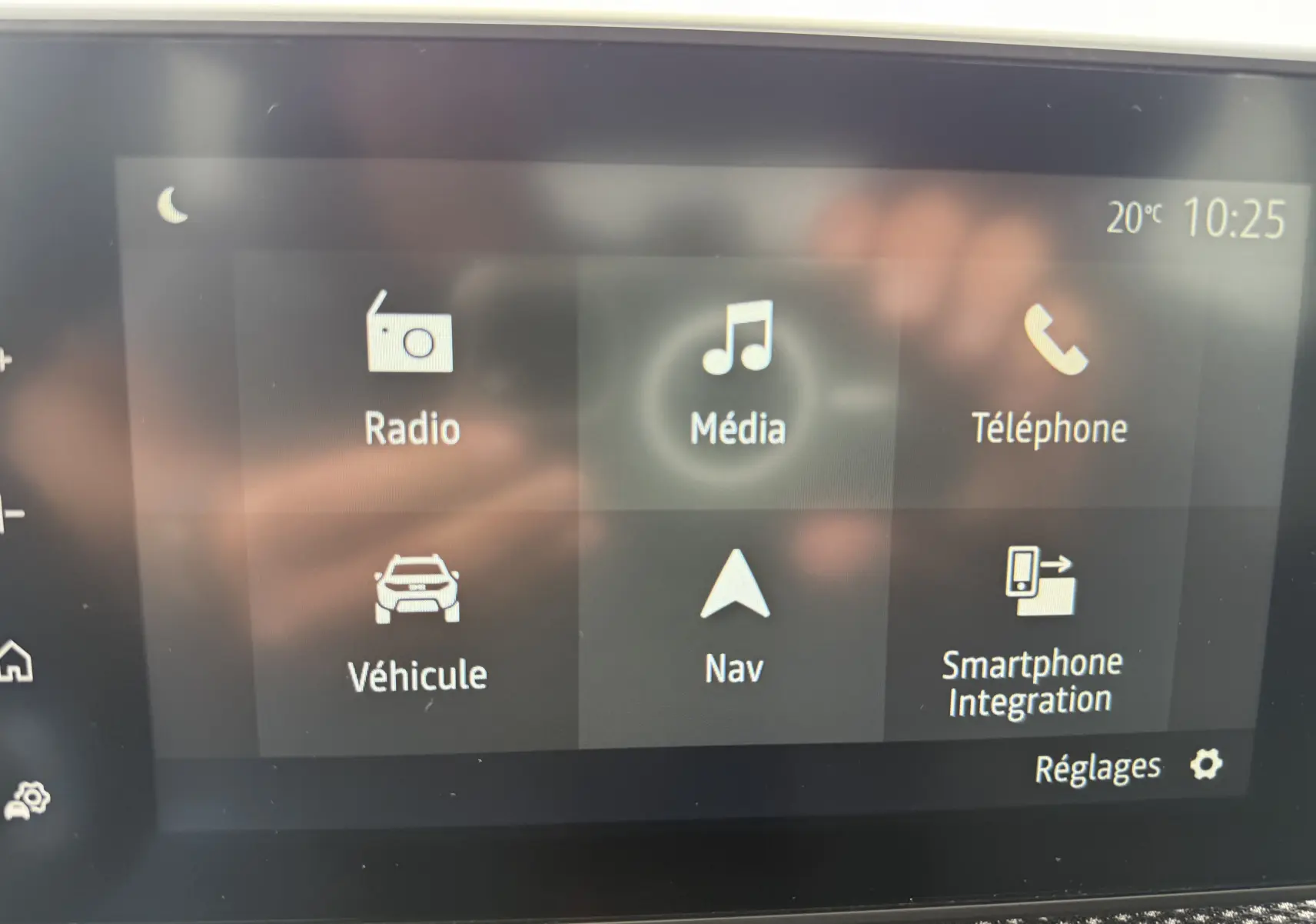 Écran tactile intérieur de la Dacia Sandero Stepway 2025 affichant les options radio, média, téléphone, navigation et intégration smartphone.