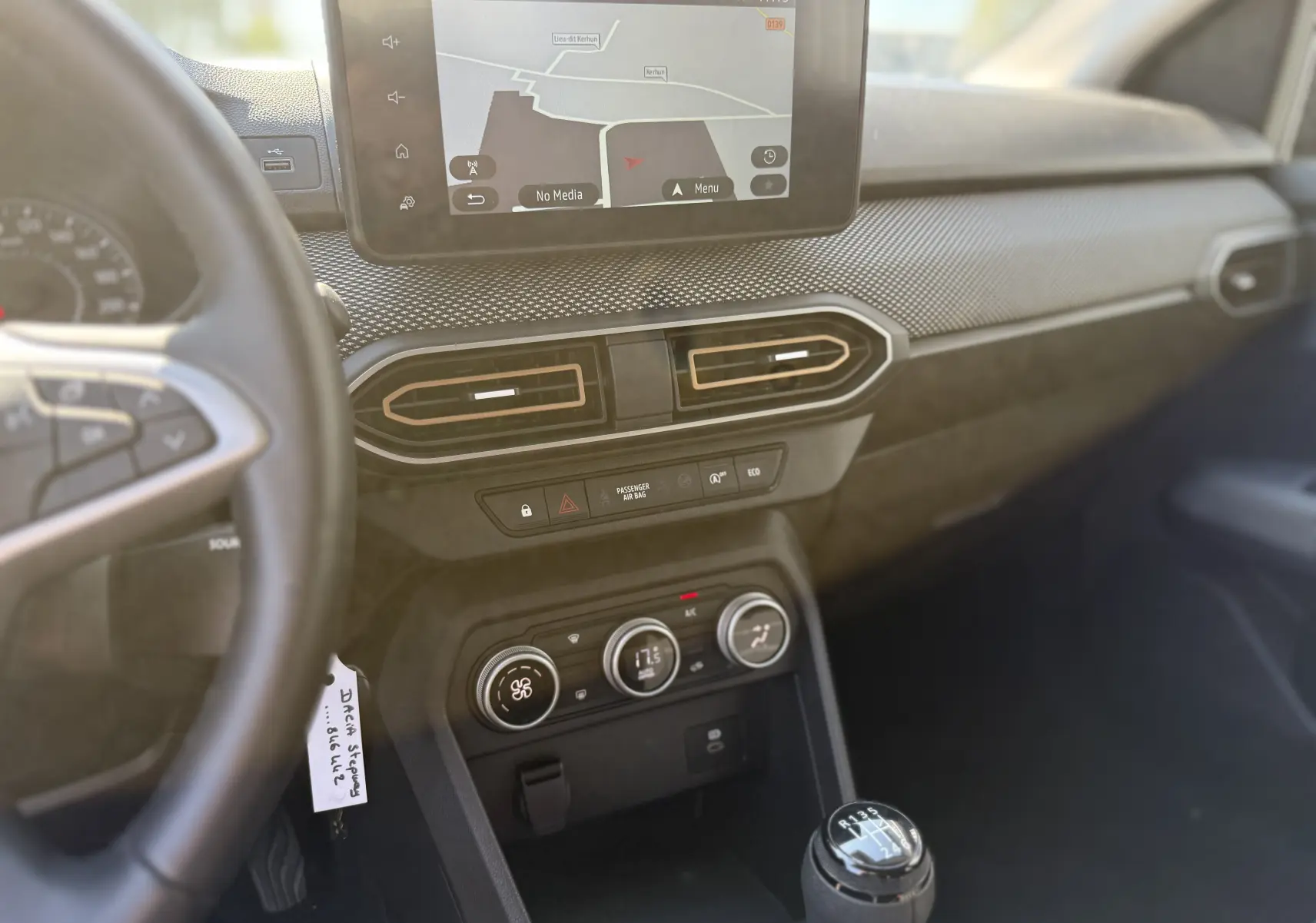 Vue intérieure centrée sur la console centrale et le levier de vitesse manuel du Dacia Sandero Stepway 2025, ambiance sobre.