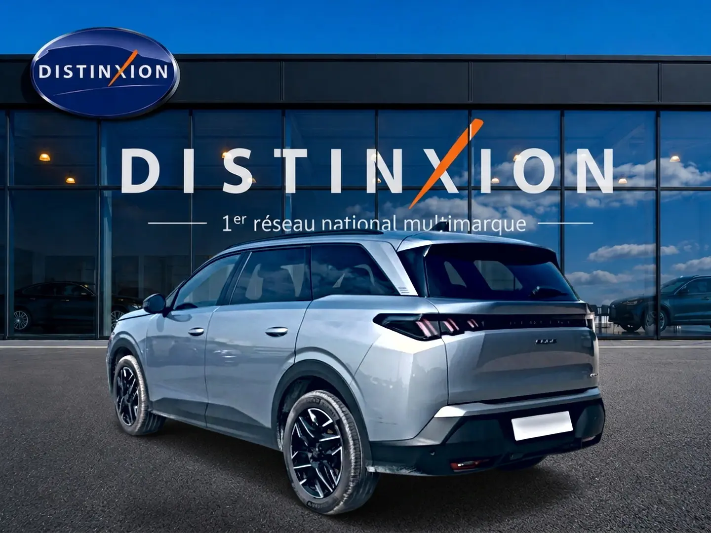 Peugeot 5008 gris Artense vue 3/4 arrière droit, avec jantes alu noires et feux arrière LED distinctifs.