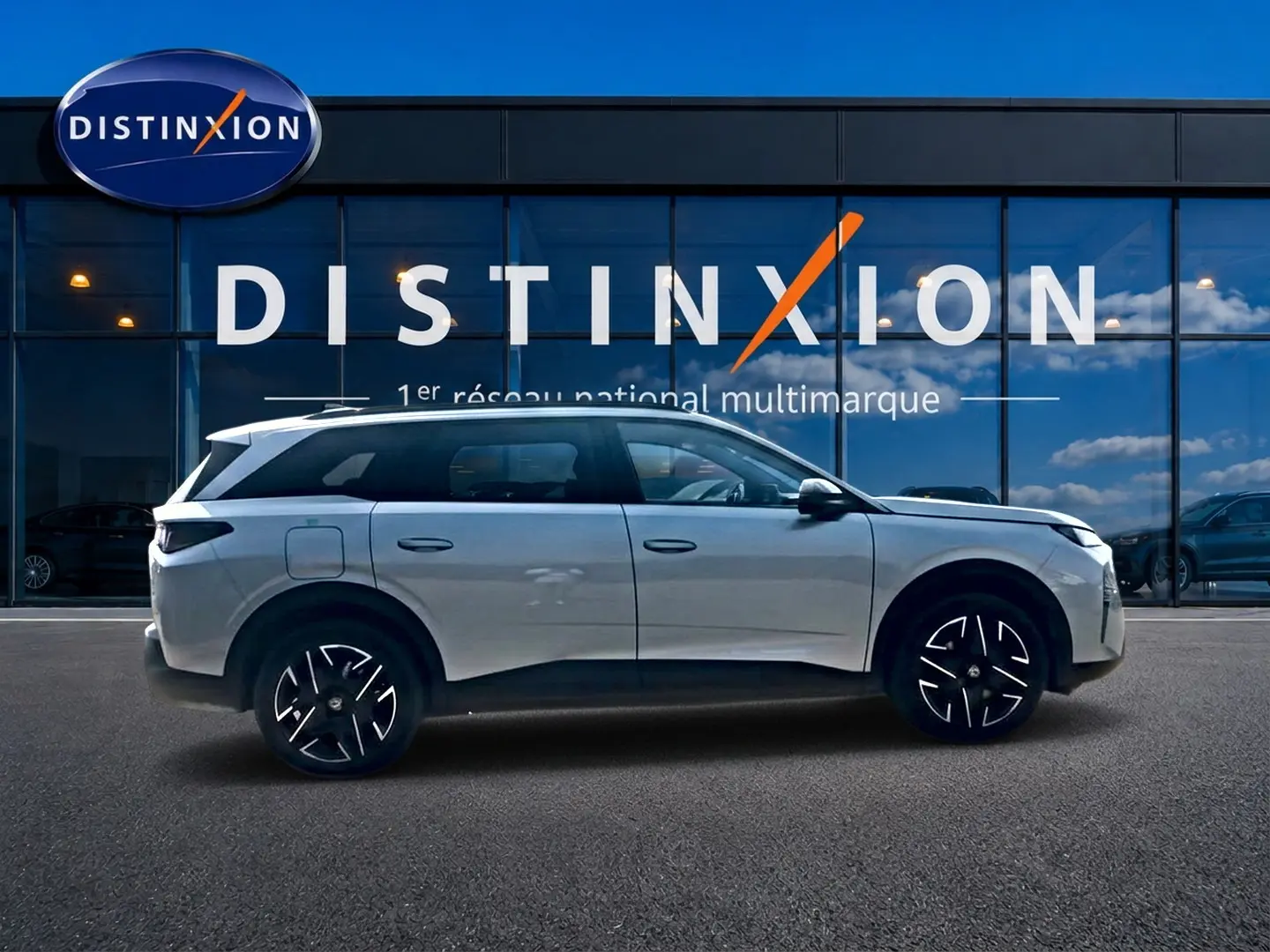 Peugeot 5008 Hybrid 145 allure e-dcs6 gris artense vue de profil côté gauche devant showroom Distinxion.